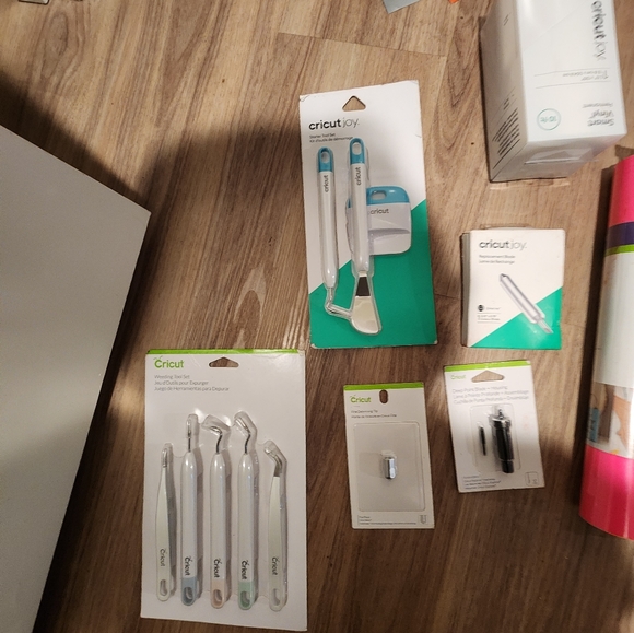 Circut bundle - Picture 3 of 12